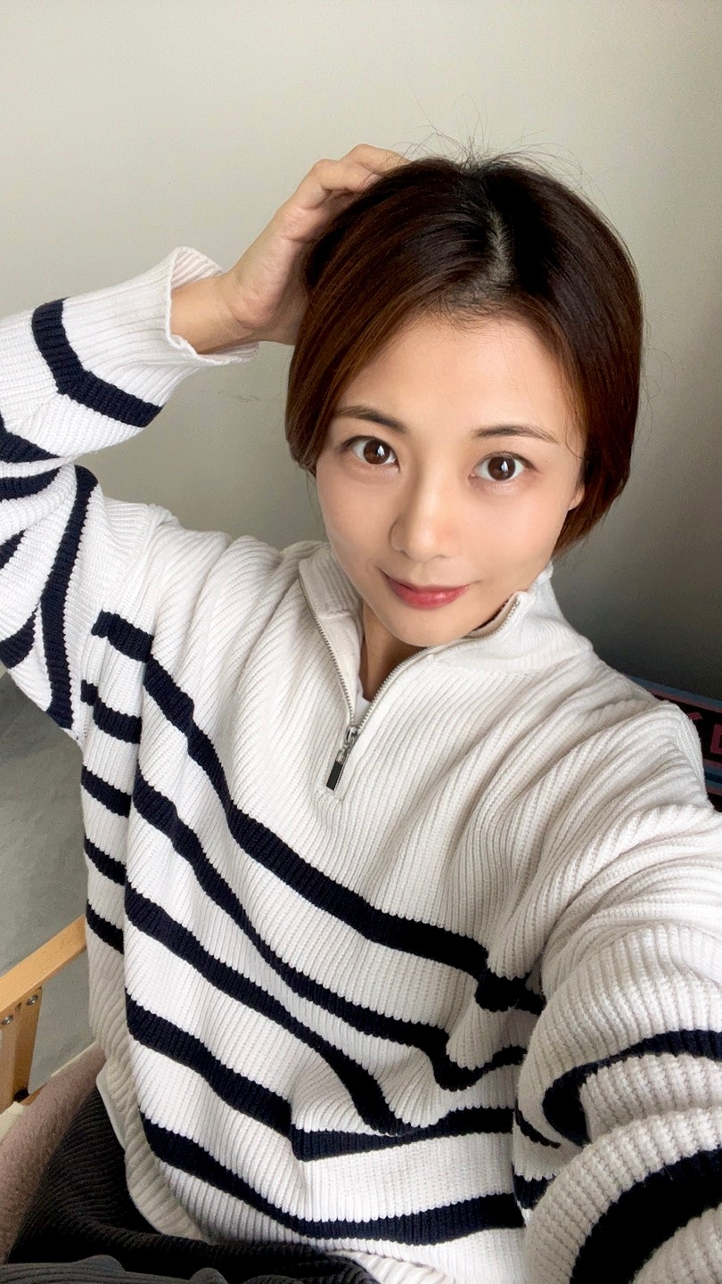 #今天穿什么# 蓝白条纹高领针织衫+深灰色条绒裤+白色运动鞋👟，简单松弛又暖和
