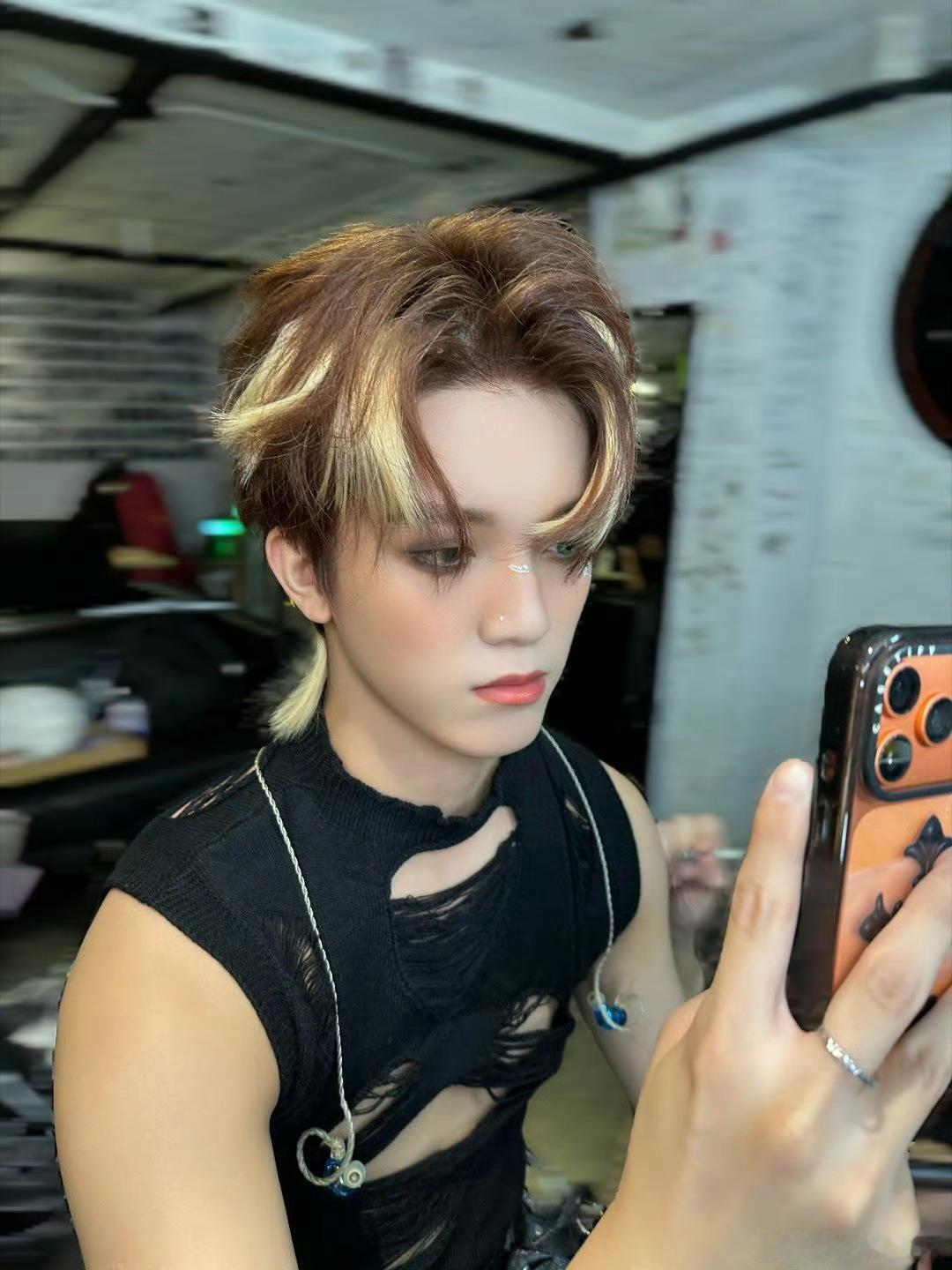 孙亦航说想上热搜 让他如愿以偿吧，今天造型很用心了。 