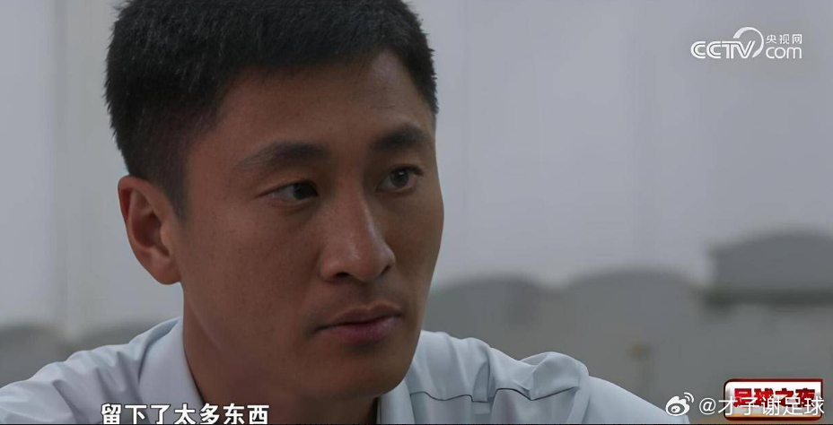 世界杯马宁哭了 央视《足球之夜》专访中，向来铁面严厉的名哨马宁谈及生涯退役话题，