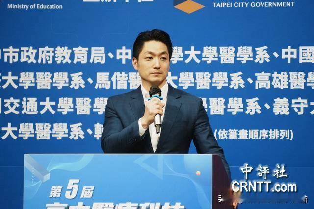 蒋万安，最在意的是孩子们！
连年陪高中生玩AI医疗，推免费午餐、减育儿工时、守护