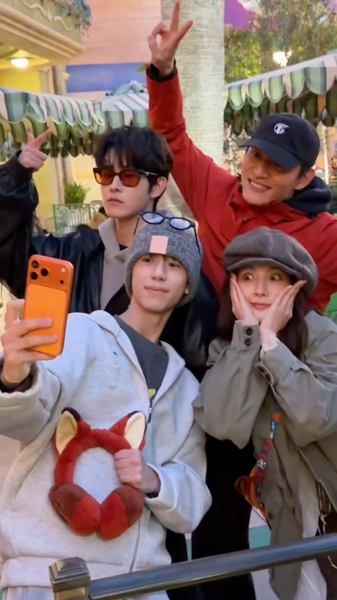 你们哥俩又一起出去玩了不带我（金晨也去了！）上迪偶遇田嘉瑞林子烨迪士尼偶遇田嘉瑞