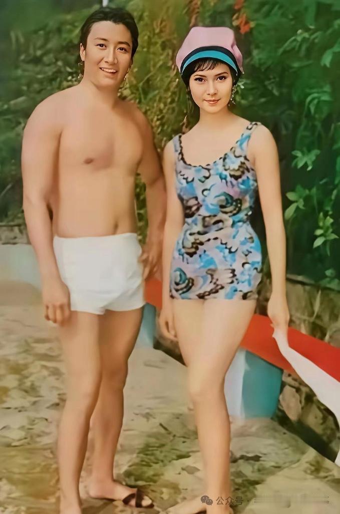 右边这个美女，我敢打赌，99%的人都认识，那左边这个男人是谁呀？真的好有男人味，