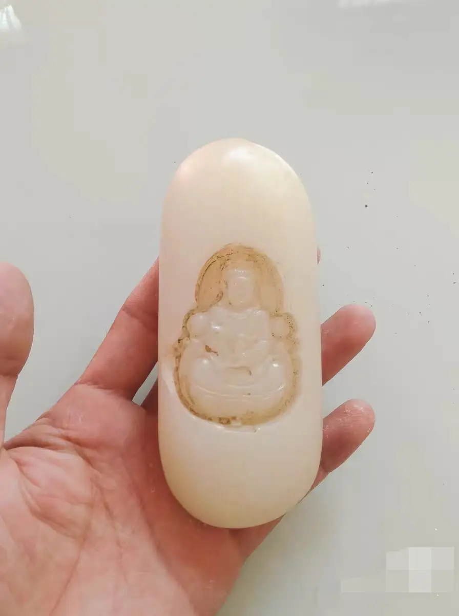 和田玉观音一个。和田玉观音手把件，玉质温润，雕工细致，整体成色还可以...