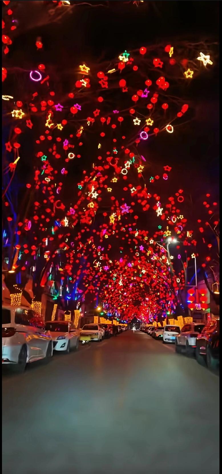 新年爱好打卡拍视频庆新年，创意十足又年味满满！镜头记录下烟花绽放、团圆聚餐的温馨