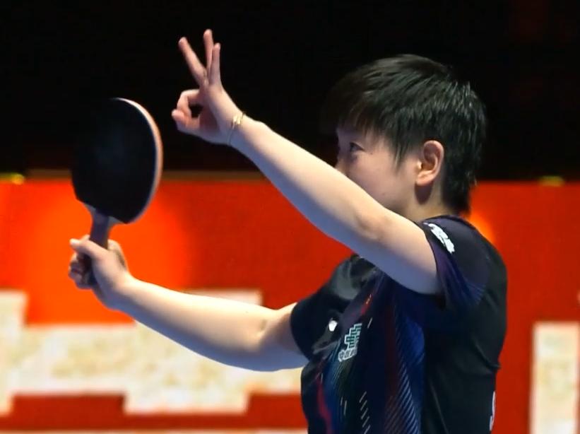 孙颖莎夺冠后做了一个手势，意义不言自明。
4月5日，澳门世界杯女单决赛又在孙颖莎