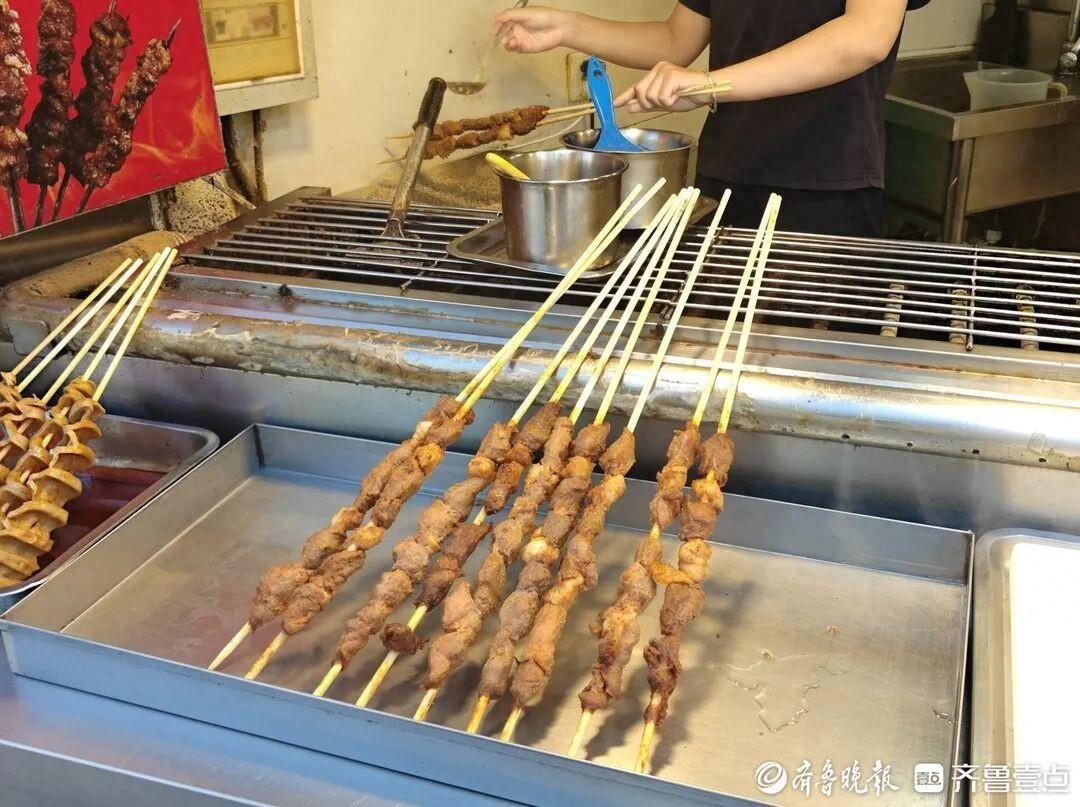 15元两串的“羊肉大串”，咬开竟是鸭肉？9月14日报道，记者暗访发现，低价大肉串