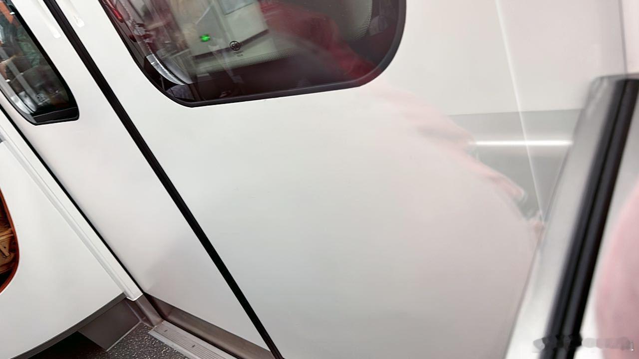 坐着地铁听着音乐闭着眼睛放空着自己…… 