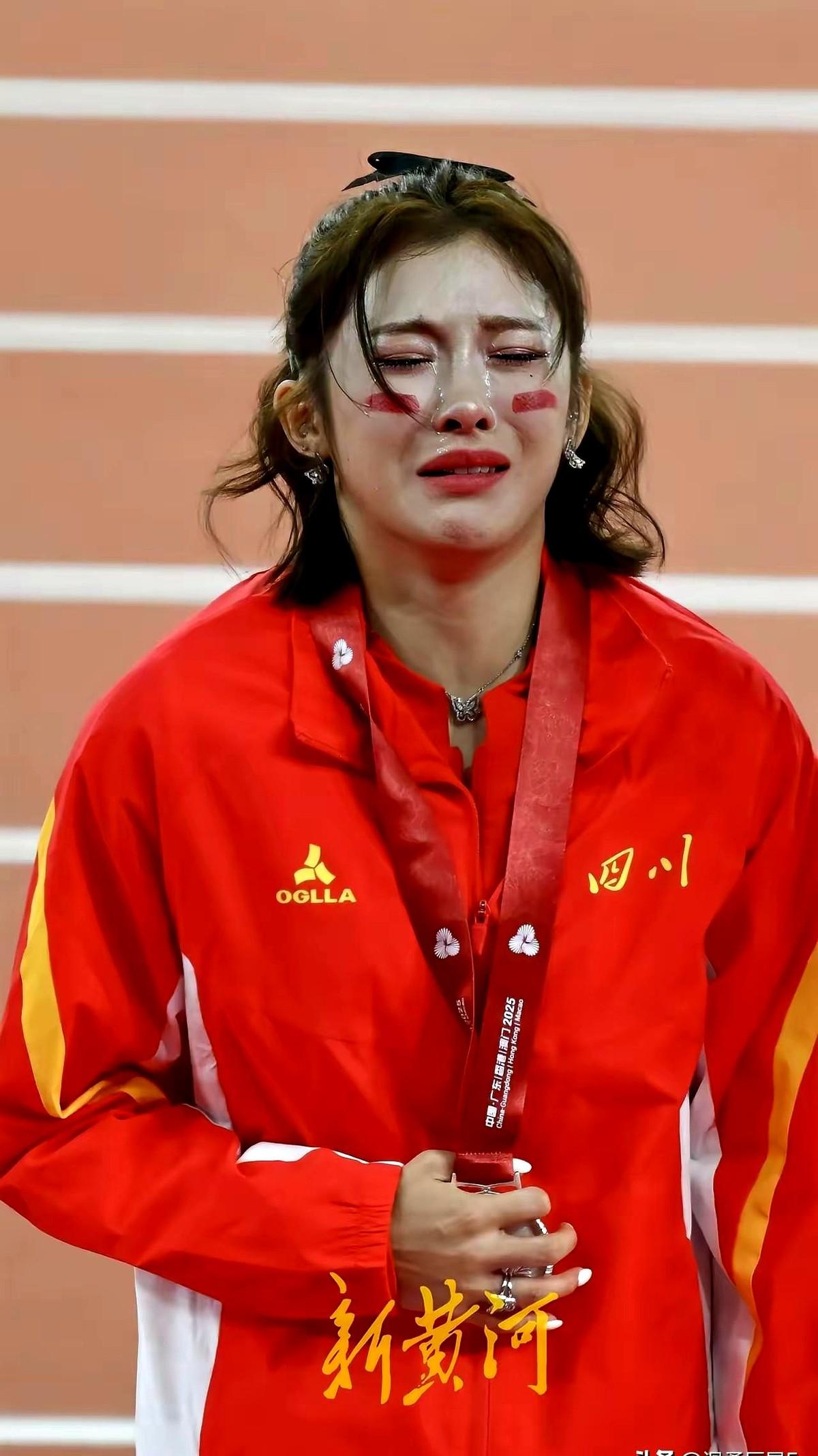 刘景扬和林雨薇都未曾想到，赛场上会出现这样的反转：

吴艳妮手握16个商业代言只