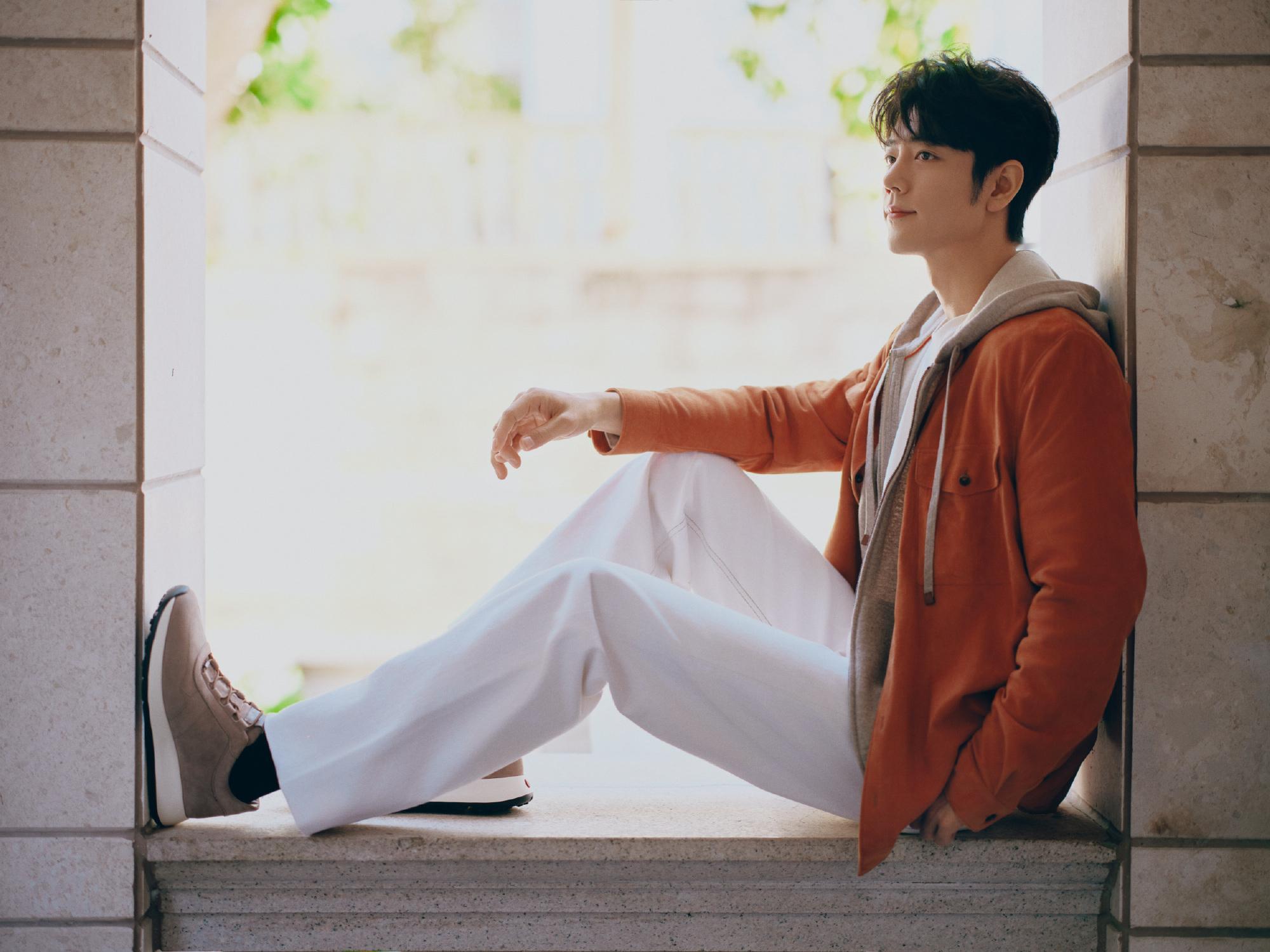 肖战澳门活动橘色系look肖战匠心独显肖战卷毛美拉德男友味 肖战匠心独显，肖战卷