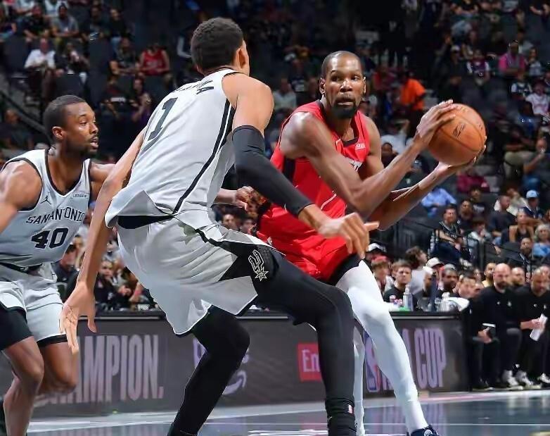二级恶犯直接驱逐，搁谁不觉得禁赛跑不了了？结果NBA官方回看后给降成一级，伊森这