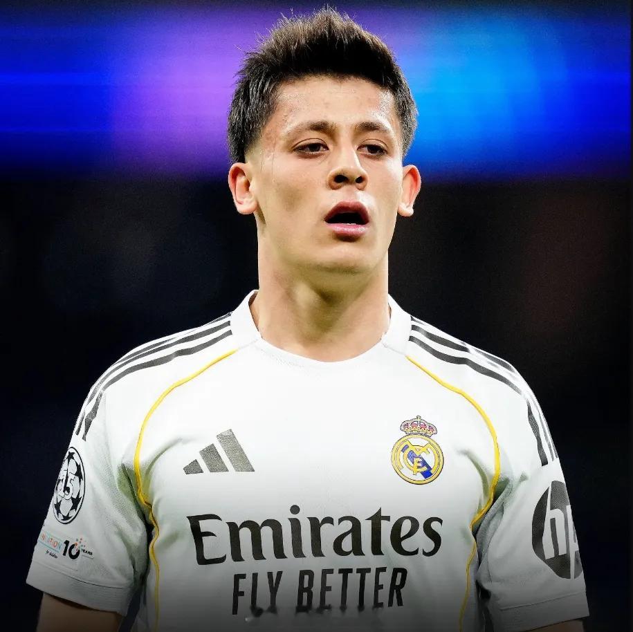 官方：皇马宣布居勒尔股二头肌拉伤。据悉这名新星已经赛季报销，但预计他可以出战世界