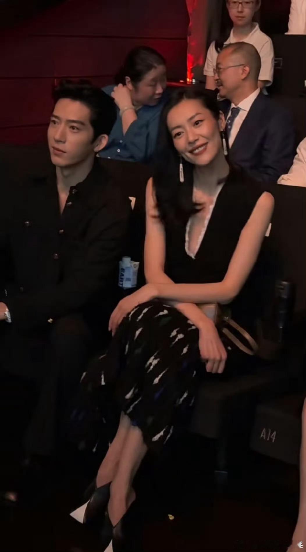 井柏然刘雯去看李荣浩演唱会俩人又甜蜜上了，一起去了李荣浩的演唱会，感觉两人是正缘