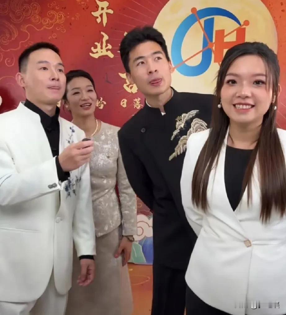 谢浩男，公司开业了！
应该说是妈妈的公司开业了，因为浩南还上着学，公司由大妹和海