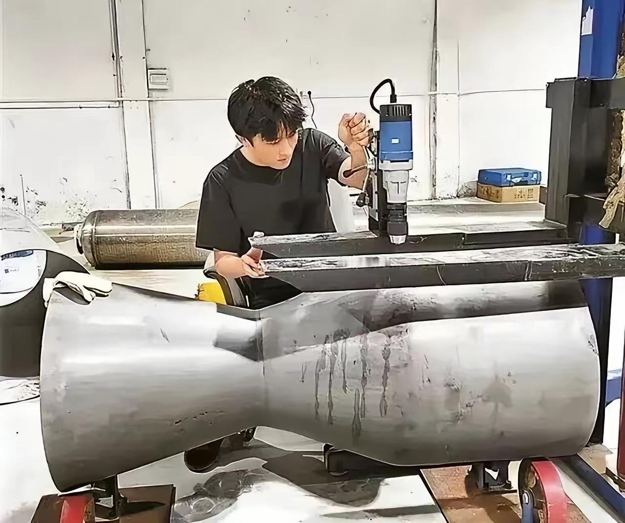 [月亮]想象一具这样的躯体：6岁时被高浓度剧毒酸液大面积腐蚀皮肤；12岁时在震耳