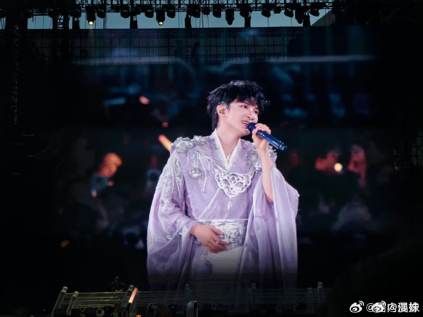 周深从来不求人演唱会除外周深求也没用 周深坦言自己向来不求他人，唯独演唱会不停拜