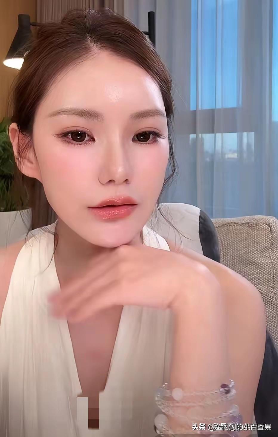 瞅瞅马晓梅汪宝儿这娘俩互动也太有爱了！马筱梅开播前陪着汪宝玩举高高，小家伙白白胖