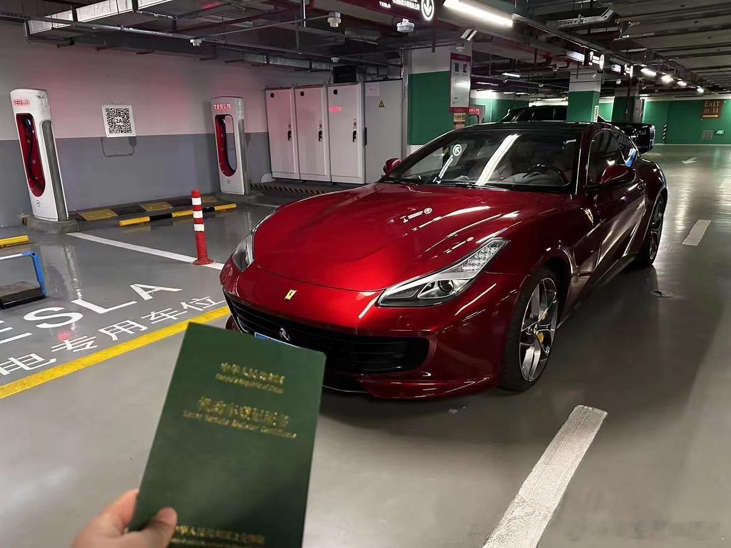 法拉利GTC4Lusso v8 ，配置苍穹天窗、高保真JBL、运动副屏、LED方