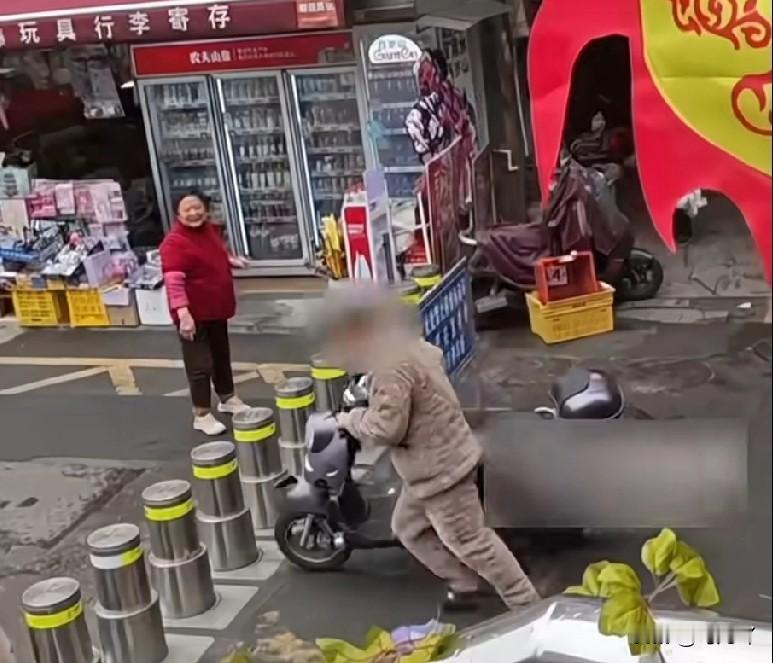 如果某人有强迫症的话，做事情多少和正常人会不一样。

2月13号，在江西南昌一处