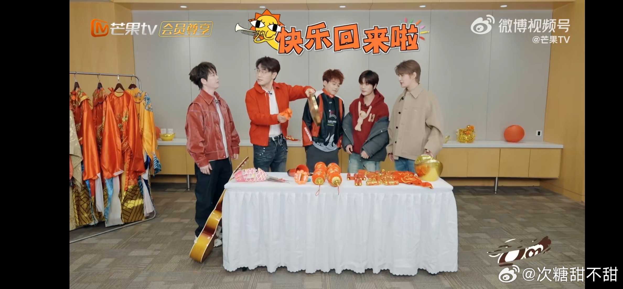 王栎鑫随时随地都在开麦  王栎鑫这嗓子真是绝了，随时随地都能唱两句，好听极了，爱