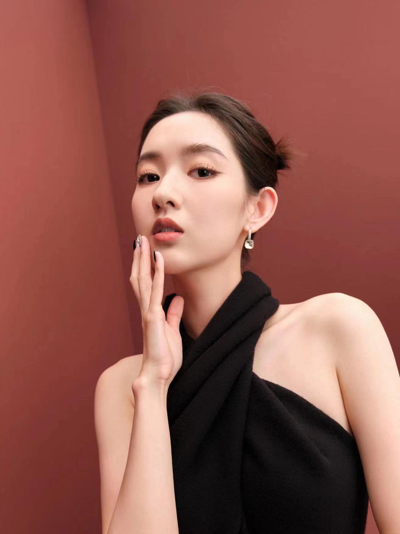 王玉雯 黑色连衣裙，经典而不失时尚。领口的交叉设计、腰部的镂空细节，每一处都透露