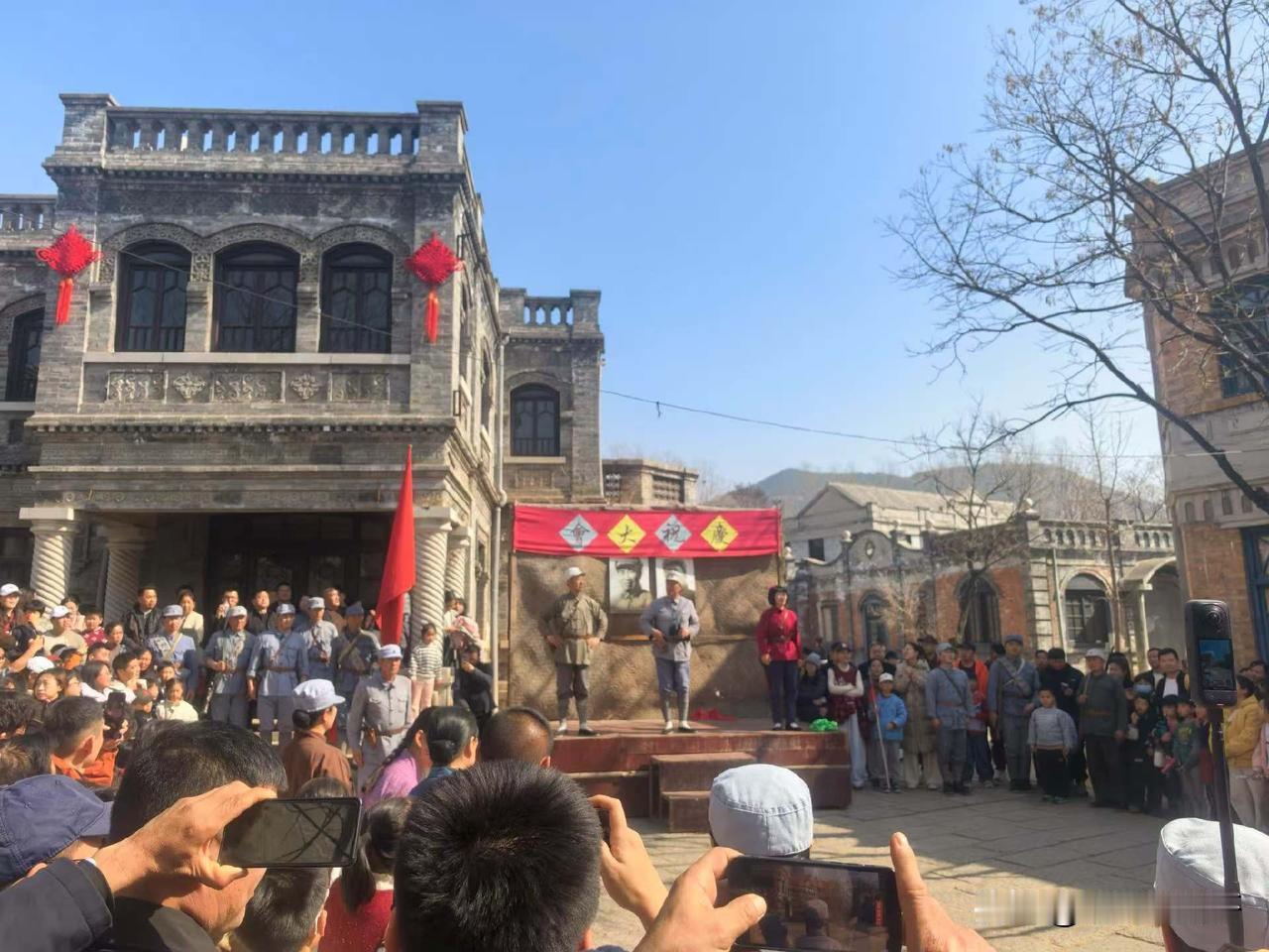 天南地北大拜年现在越来越多的人不在老家过年，而是选择外出旅游，既不用喝酒，也不用