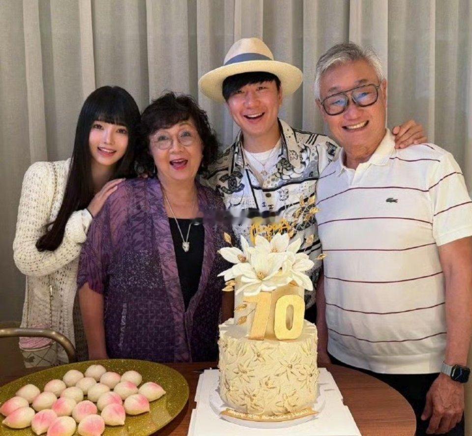 快讯：46岁林俊杰官宣恋情，认爱小22岁豪门才女，甜蜜细节藏不住2025年12月