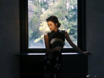 徐若晗民国造型妈咪级别看徐若晗这组照不疯狂心动！黑丝绒旗袍绣银花，分明是民国旧梦