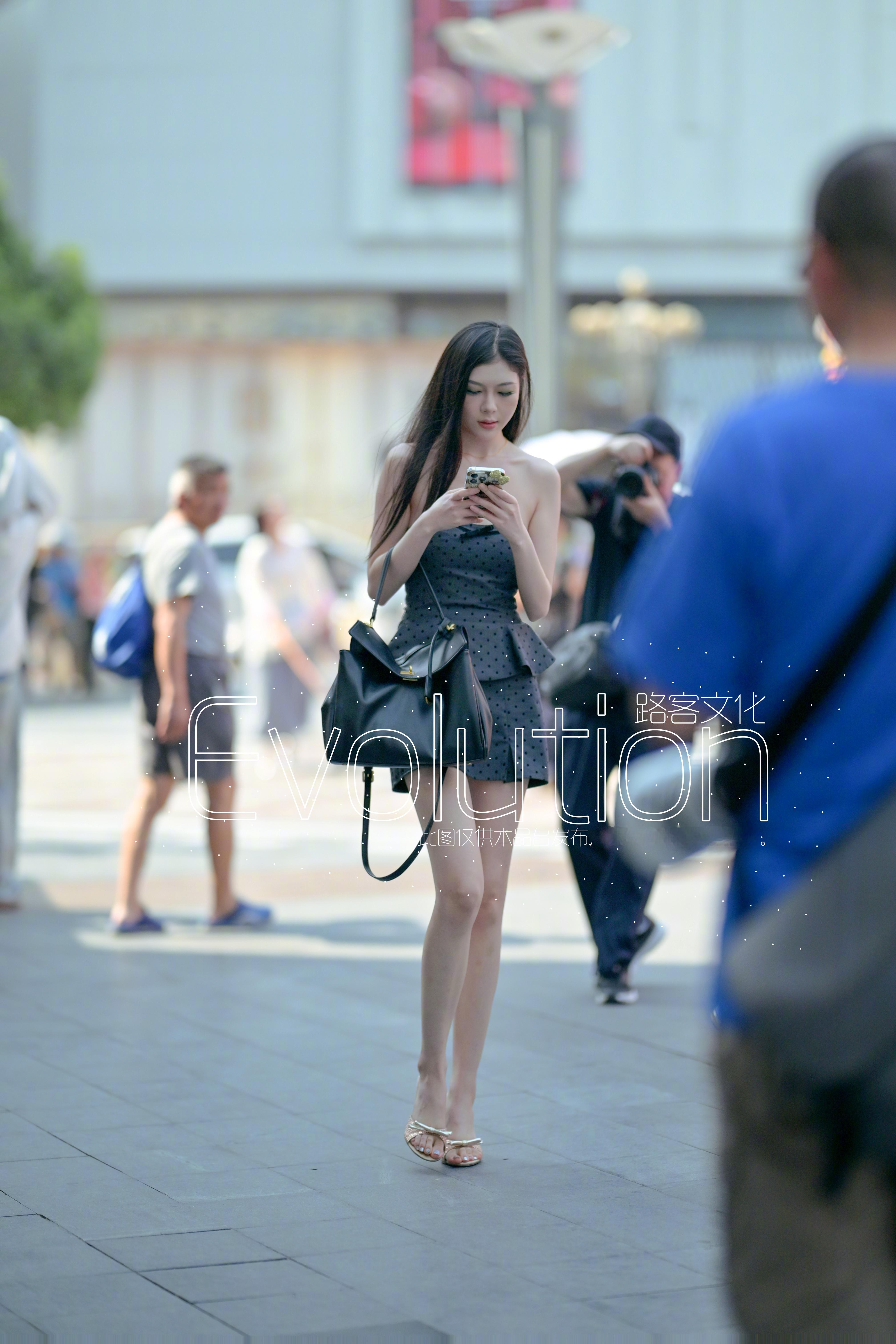 玩手机好认证的样子 ​​​