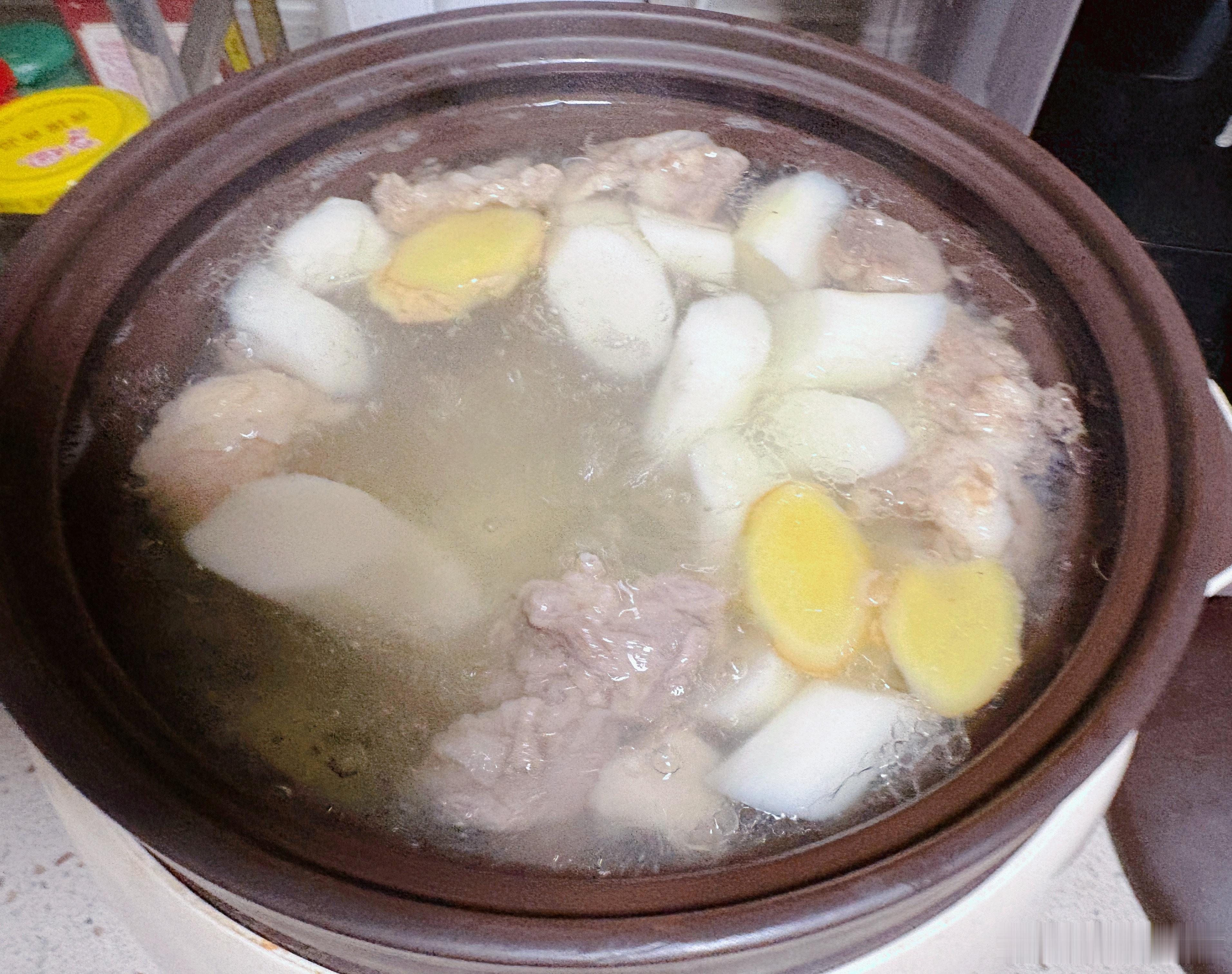 秋天啦下雨了炖个羊汤补补 