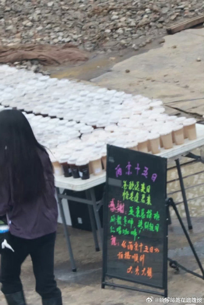 成毅请喝咖啡，用一杯热饮温暖《两京十五日》剧组，成毅在剧组请客的举动，也让团队凝