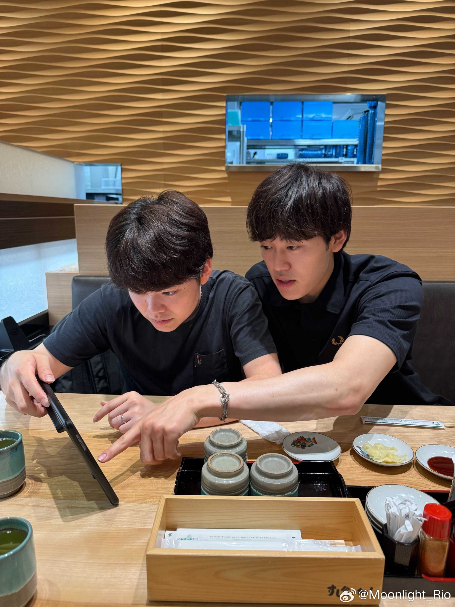 金沢俱乐部🔵OFF SHOT📸🟡谷垣佑真、小林広梦认真纠结要选哪种寿司…?