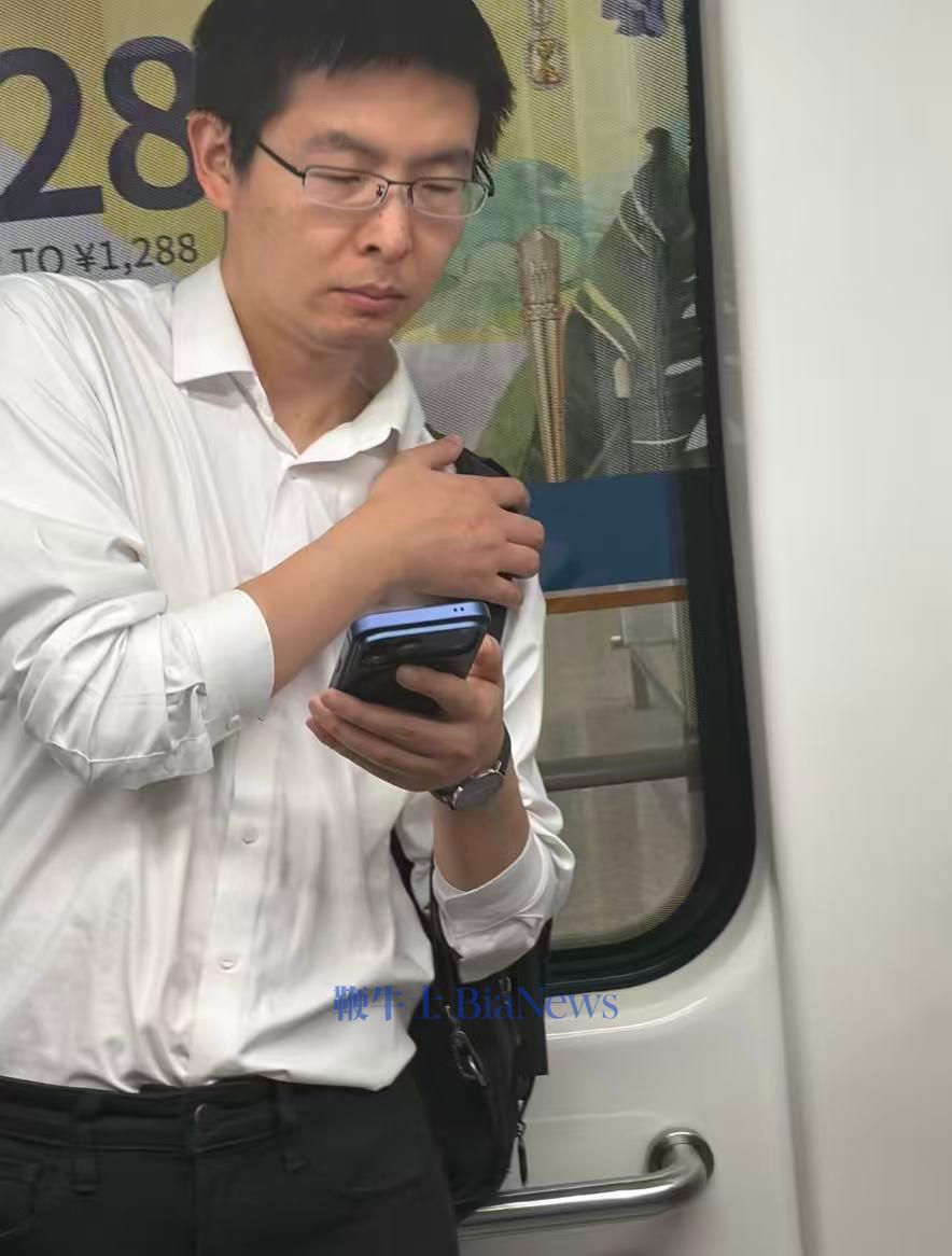 近日有网友在北京首都机场摆渡车上偶遇宇树科技创始人王兴兴。

曝光图片显示，王兴