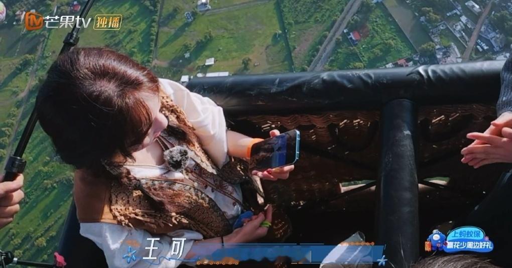 邓为给王可拍大片邓为夸王可人长得好邓为的拍照审美太在线，找准角度捕捉氛围感，成品