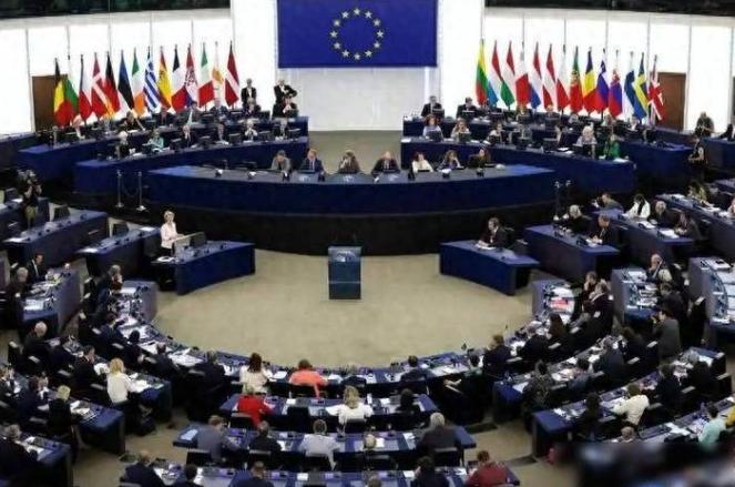 大家有没有发现一个特别有意思的现象？

日本政客在公开场合，总是把“反华”、“经
