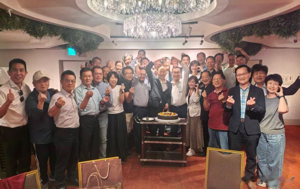 王浅秋刚在脸书写下一段简短的话:韩院长生日快乐，永远的兄弟姐妹。然后PO出韩国瑜