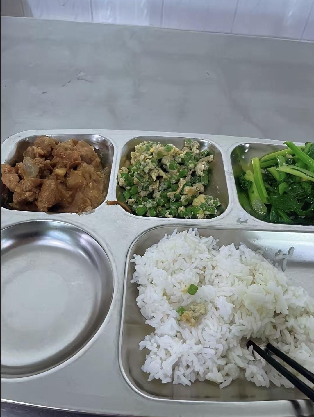来了广州一周，今天终于进厂了。地方在番禺这边，坐车要一个多小时才能到市区。工厂挺
