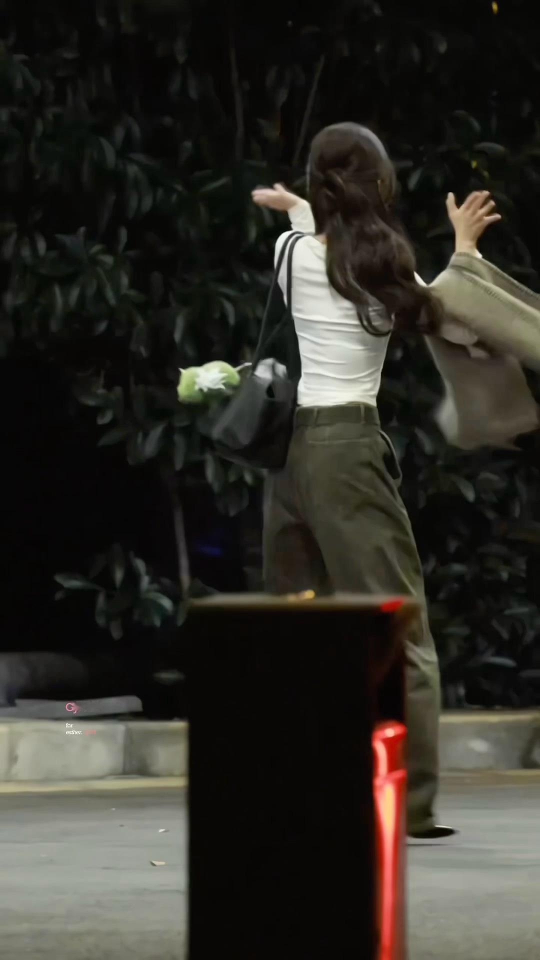 来自星星的穿搭 老公你瘦了🥹 感觉这个小腰 一个巴掌可以搂住🥹 虞书欣 素材