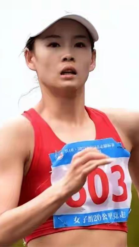 杨家玉，1996年生于内蒙古乌海，中国女子20公里竞走顶尖名将。手握该项目世界纪