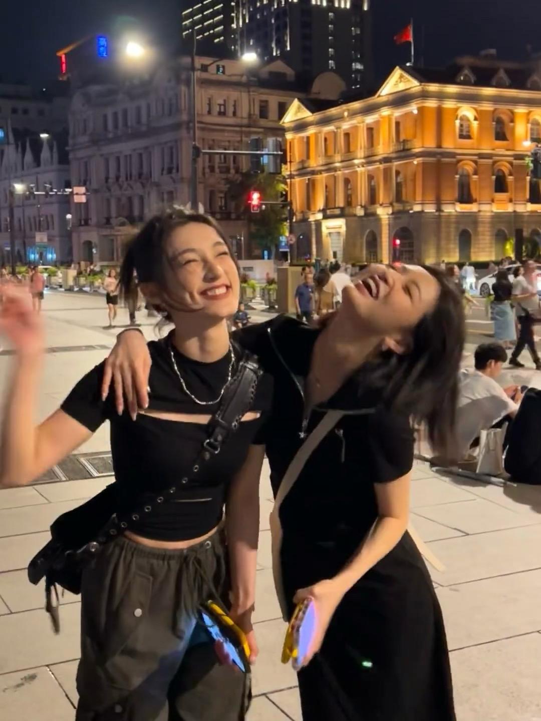 我要分分钟 带着阵阵风 世界闹哄哄 人生零零落.