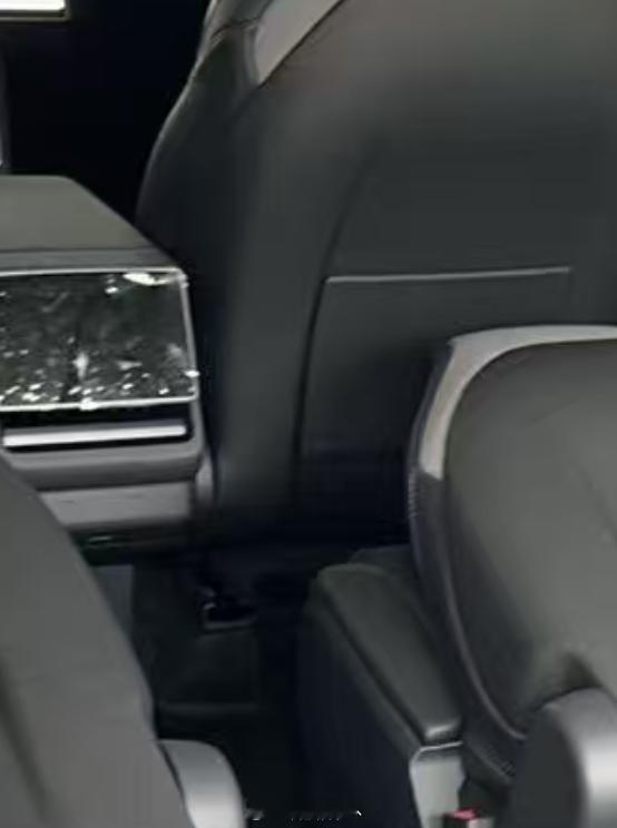 看了下特斯拉Model YL的实拍，第二排和后排放倒，第二排的腿部空间看着好窒息