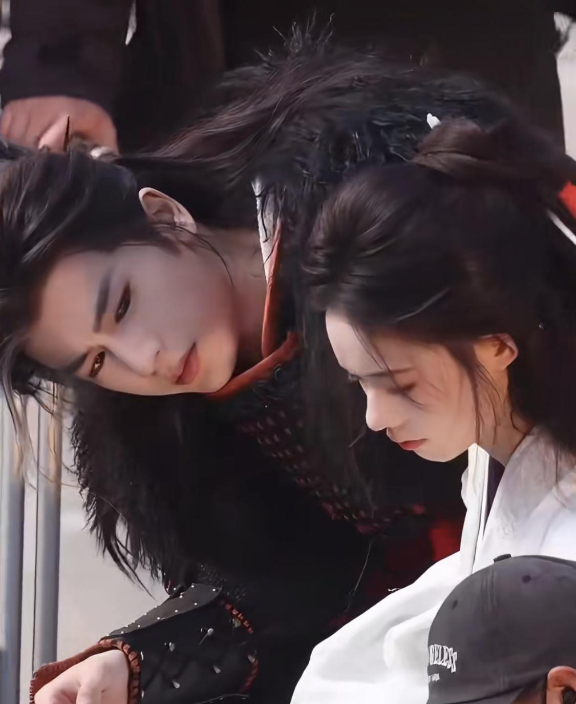 不得不说林允的命是真好，《逐玉》之后，大家看《归鸾》心达到了巅峰，张凌赫的每一段