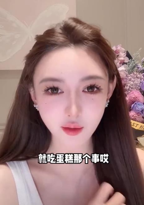 叶珂回应吃蛋糕梗由来 对于“珂学”，网友趋之若鹜。认为叶珂视频中的吃蛋糕已成为典