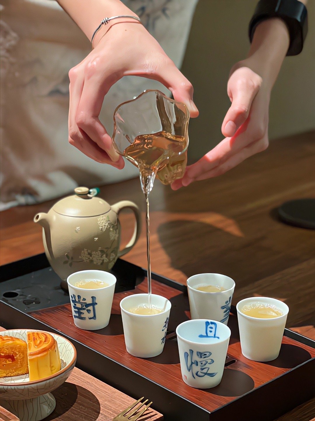 茶不过两种姿态，浮、沉；饮茶人不过两种姿势，拿起、放下 