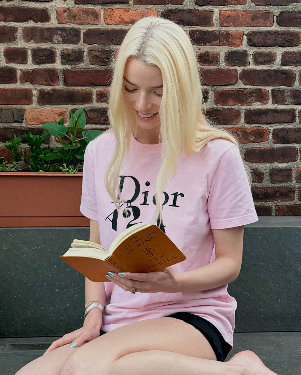 Anya Taylor-Joy for the Dior x A24 阅读 J.