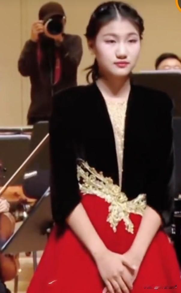 登台表演的毛甜懿，出落得亭亭玉立，生得白净润泽，美丽大方，她的钢琴弹奏节奏优美，