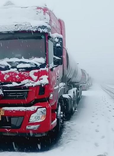 山东一司机送货去东北，突遇大雪封路。半夜时，又冷又饿的他，敲开一户人家的门。一位
