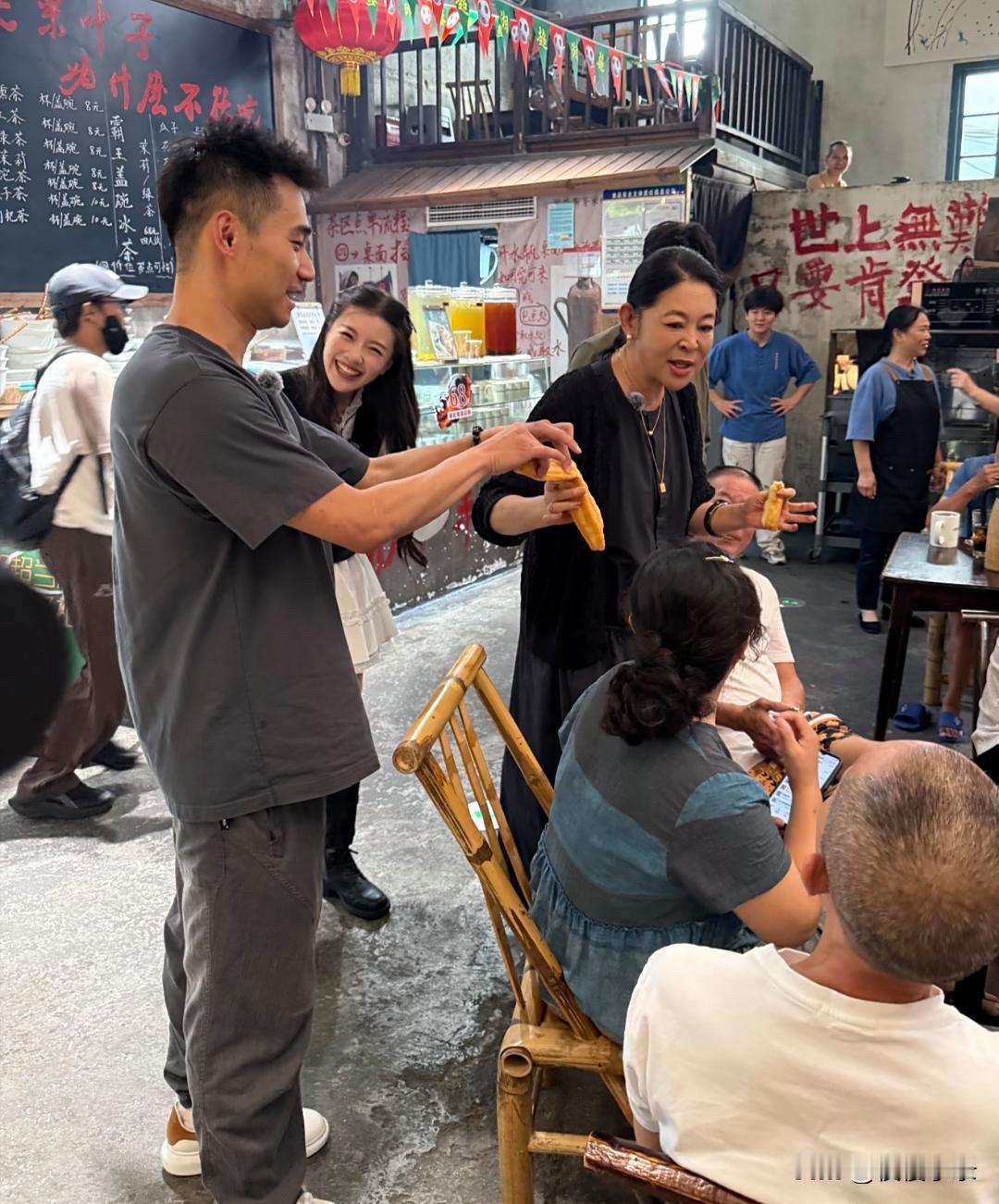 66岁倪萍在长沙一家餐馆吃饭，她的脸看起来好奇怪，笑起来好僵硬，面相变化好大啊！