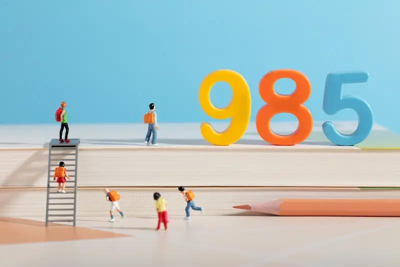 寒门学子韩雅平高考699分的故事太让人动容。她出身平凡，母亲患病行动不便，父亲工