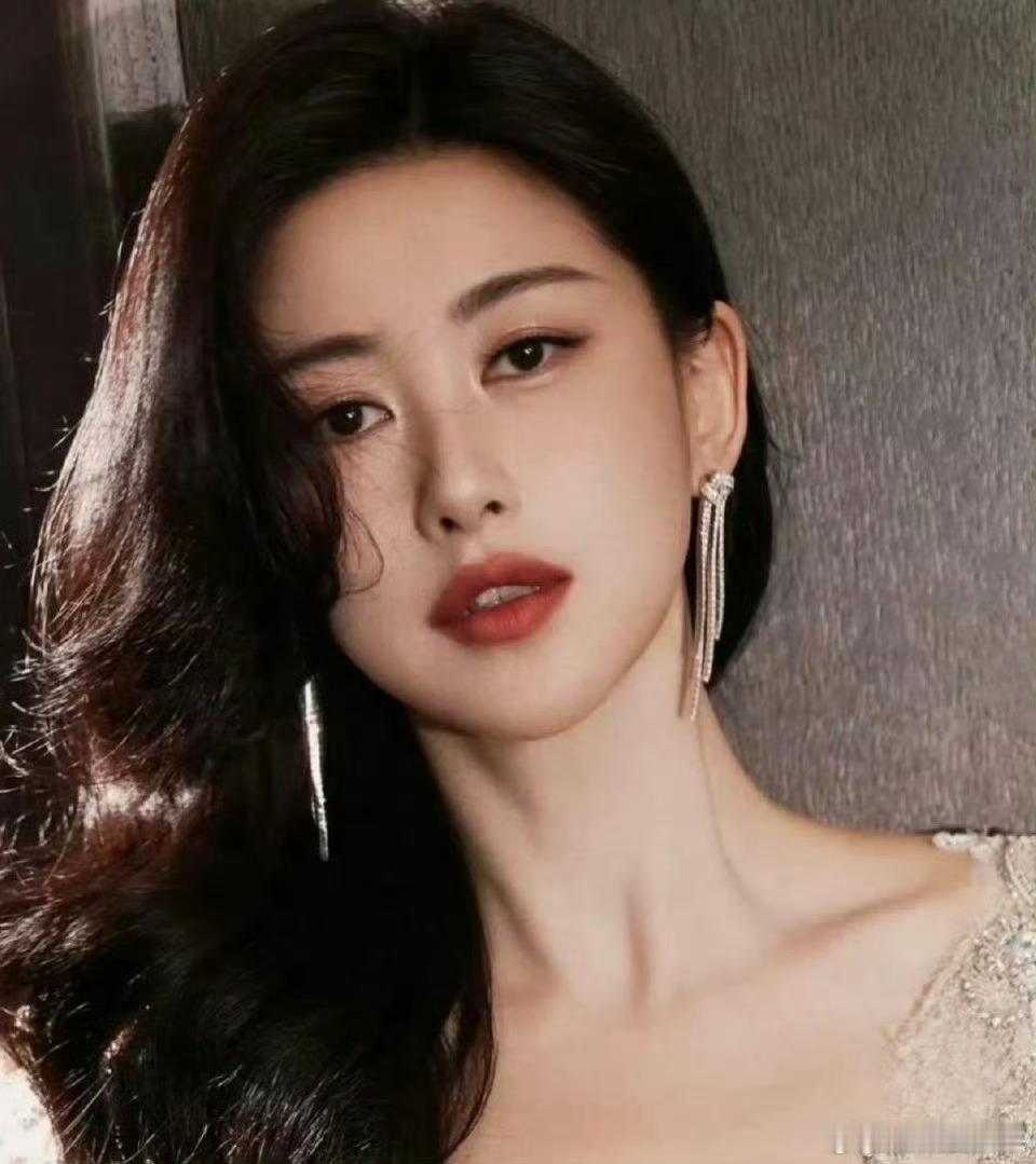 朱珠把外卖袋拎成秀场了回看朱珠早年红毯造型真的很有魅力，自信又大方朱珠