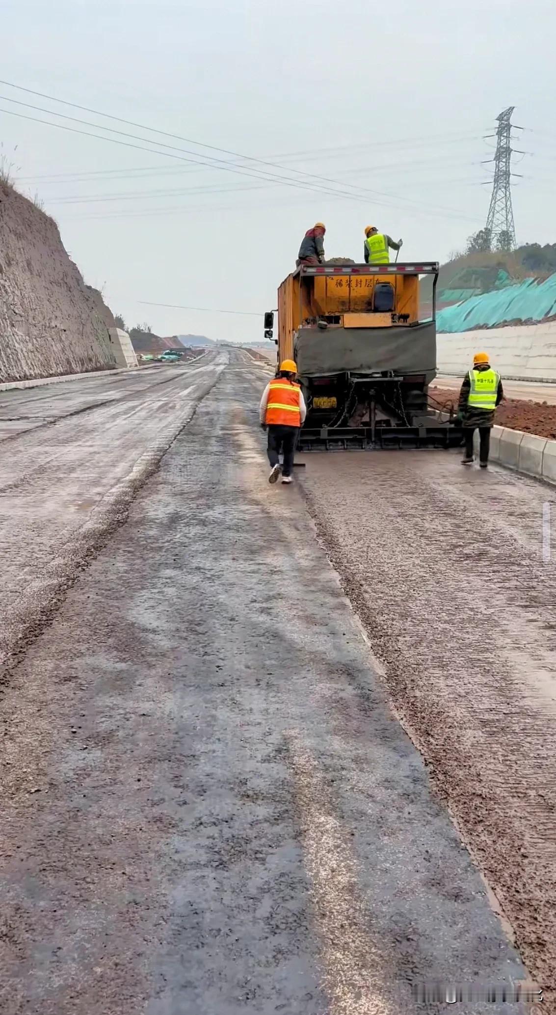 迎宾大道简阳段进入路面铺设阶段！